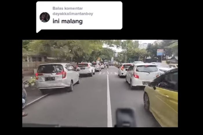 Deretan mobil di jalan Malang, Jawa Timur yang rela minggir cuma buat kasih jalan ke ambulans yang lewat.