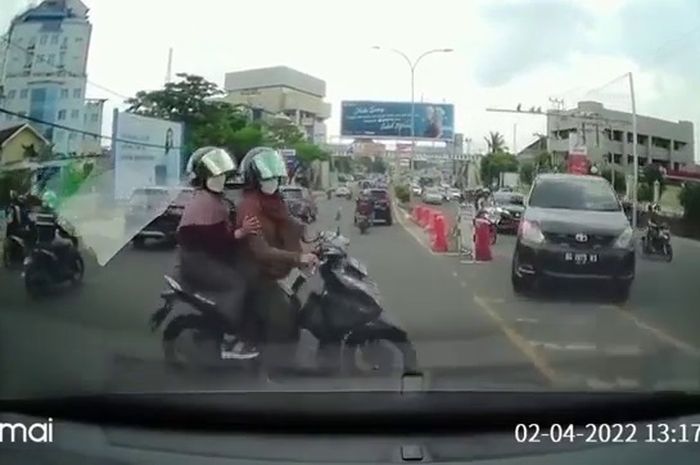 Tangkapan layar dua pemotor Honda BeAT bikin kaget pengemudi mobil yang lewat.