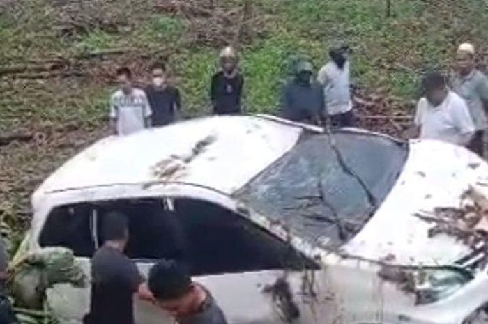 Toyota Avanza dikerubuti warga di lokasi tak semestinya di desa Ureng, Palakka, Bone, Sulawesi Selatan