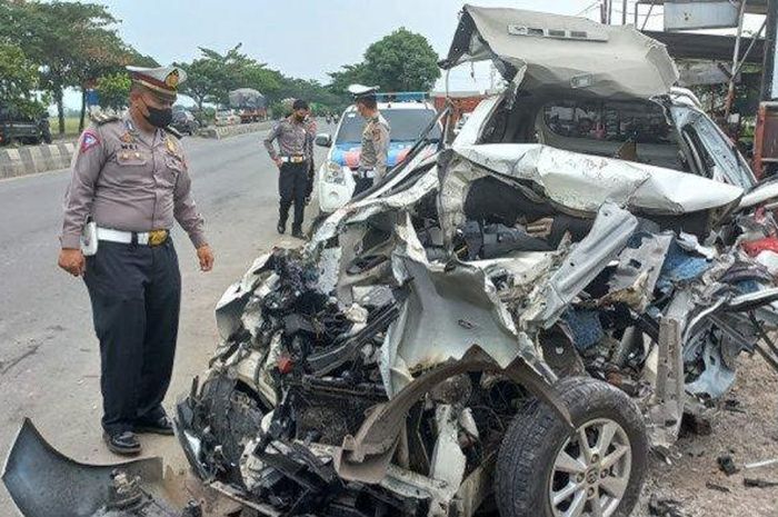 Kondisi Toyota Avanza sewaan pengangkut enam pemudik asal Jakarta tujuan Batang yang hancur di Cirebon, Jawa Barat