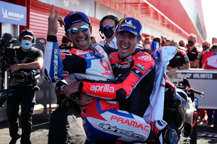Aleix Espargaro dan Jorge Martin usai menang di MotoGP Argentina 2022 (3/4)