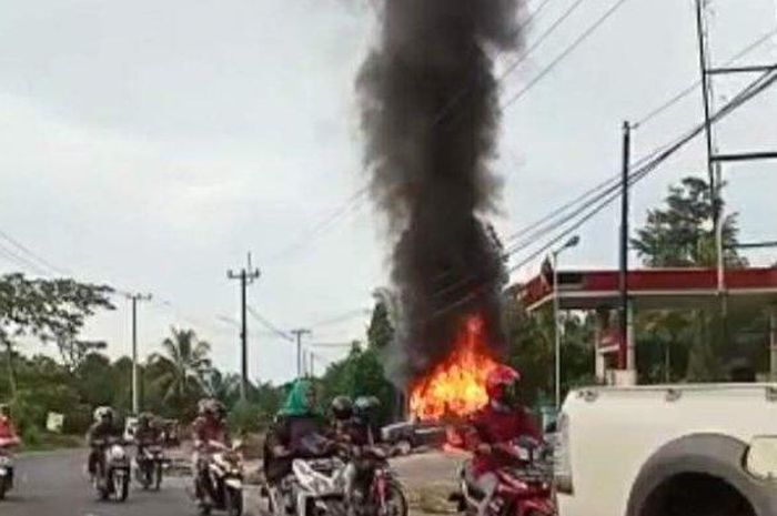 Kijang Super  terbakar usai isi bensin