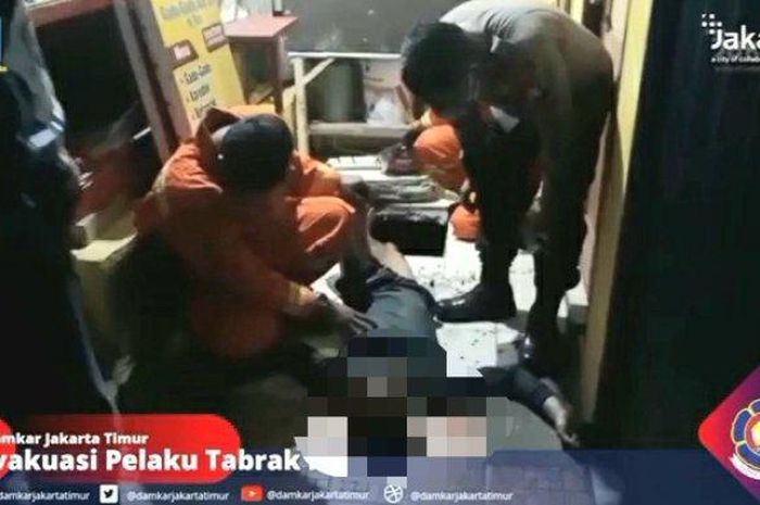 KO (27) terkulai lemas dan sesak napas setelah menceburkan diri ke selokan karena diteriaki maling padahal bukan di Jakarta Timur