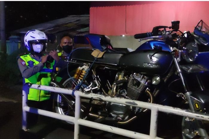 Sejumlah motor diamankan petugas Satlantas Polres Probolinggo Kota tertangkap balap liar, Sabtu (2/4/2022) malam.