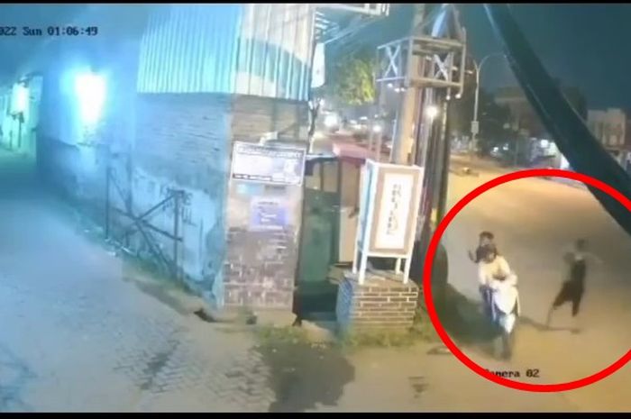 Tangkapan layar video CCTV pemotor Honda Vario jadi target sabetan parang komplotan gangster di Semarang.