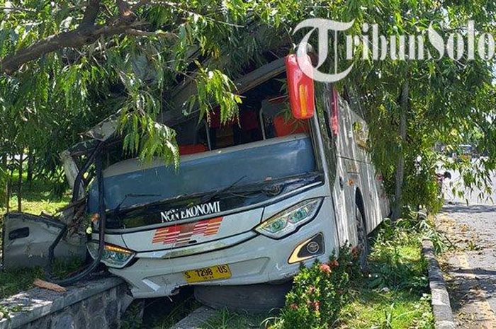 Bus PO EKA kecelakaan tunggal di depan Taman Satwa Taru Jurug, Jebres, kota Solo, Jawa Tengah