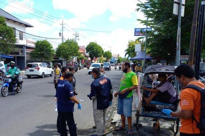 Polisi melakukan olah TKP klitih di Jalan Gedongkuning 