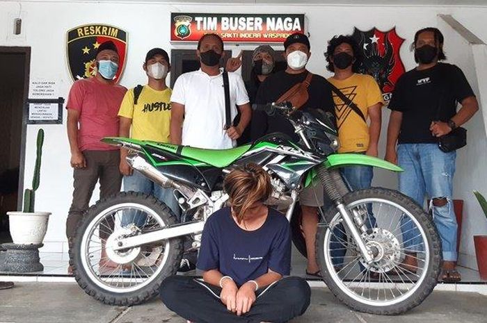 ABG 17 tahun disambar tim Buser Naga Polres Pangkalpinang setelah jual Kawasaki KLX 150 curian Rp 10 juta