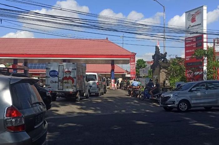 Sejumlah pengendara bermotor tampak mengantre di jalur pengisian ulang Pertalite di SPBU di Jalan Hayam Wuruk, Denpasar, pada Selasa (5/4/2022). 