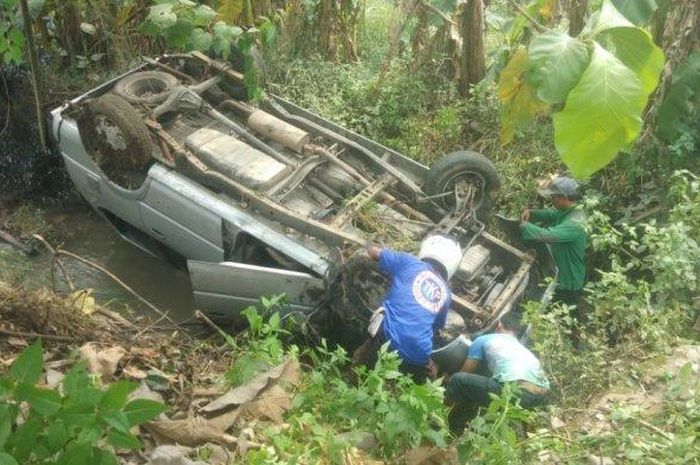 Petugas mengevakuasi mobil Toyota Kijang Silver yang nyempung ke sungai akibat kalajengking menempel di paha.