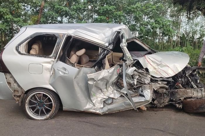 Kondisi Toyota Avanza usai tabrak truk di Jatiroto, Lumajang, Jawa Timur membuat pengemudi tewas kejepit