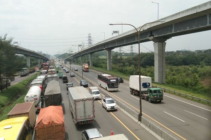 tidak sulit, begini cara mengecek apakah pengemudi kena tilang elektronik di jalan tol atau tidak. (foto ilustrasi)