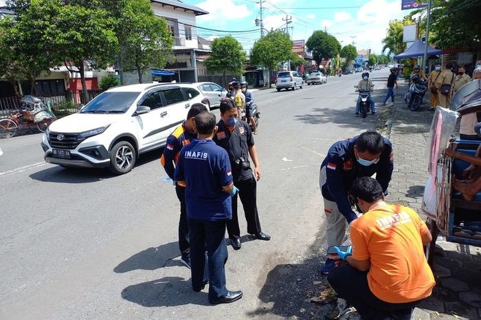 Tim Inafis Polda DIY saat olah TKP di Jalan Gedongkuning, Kota Yogyakarta, Senin (4/4/2022)