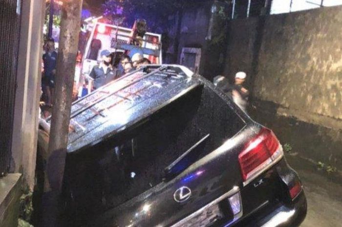 Lexus LX kecebur di selokan gara-gara banjir