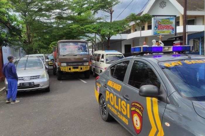 Polisi mengawal truk tangki pengagkut minyak goreng curah dari Cirebon tujuan Ciamis