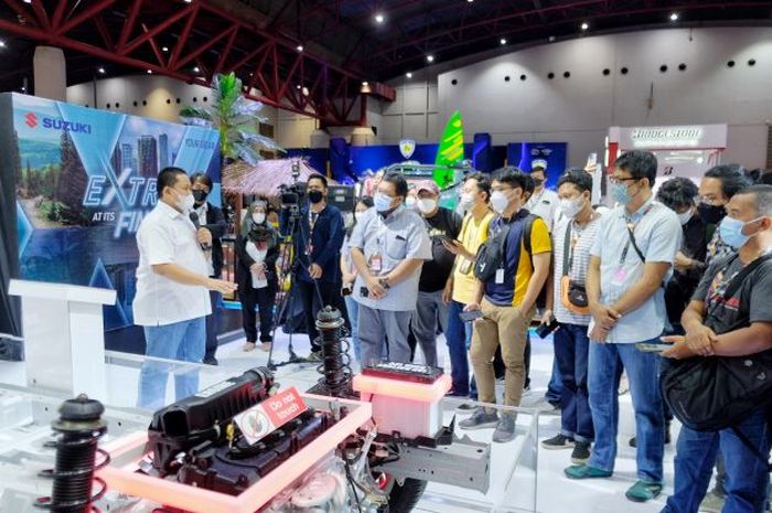 Yulius Purwanto, tengah menjelaskan sistem kerja teknologi Suzuki Smart Hybrid pada awak media di booth Suzuki di ajang IIMS Hybrid 2022 (6/4/2022)