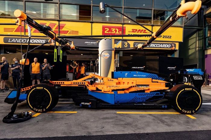 Lego mobil McLaren di F1 Australia 2022