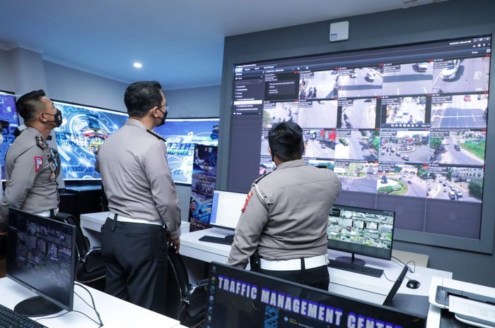 Kasubdit Penindakan Pelanggaran (Dakgar) Ditgakkum Korlantas Polri Kombes Pol I Made Agus Prasetya lakukan pengecekan di jln Tol Sumatera