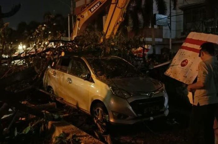 Daihatsu Sigra taksi online tertimpa pohon saat bawa penumpang pertama di Palembang, Sumatera Selatan