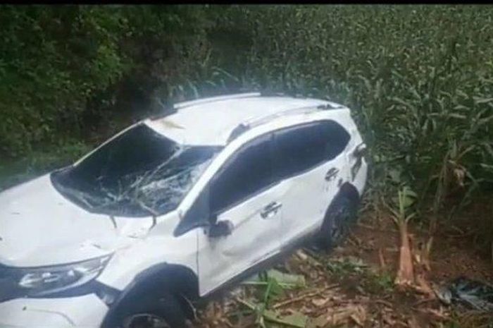 Honda BR-V yang koprol ke jurang sedalam10 meter di desa Ngerejeng, Grabagan setelah ikuti arahan Google Maps