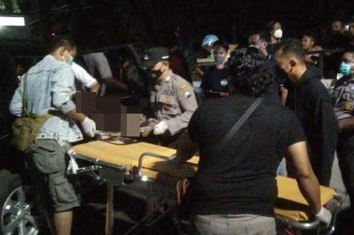 Polisi mengevakuasi jasad Suhartoyo yang ditemukan tewas di kabin Mitsubishi Pajero Sport