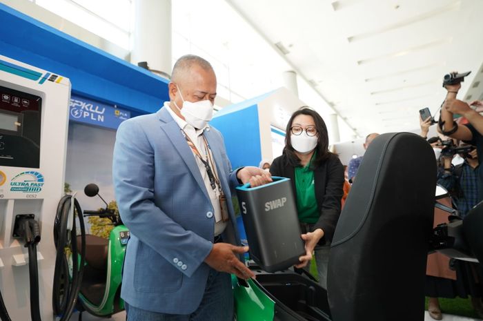 Ilustrasi SPBKLU kerjasama PLN dan Grab Indonesia