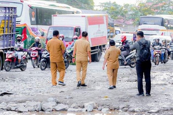 Kondisi jalan menuju GT Karawang Timur yang rusak parah, Rabu (06/04/2022).