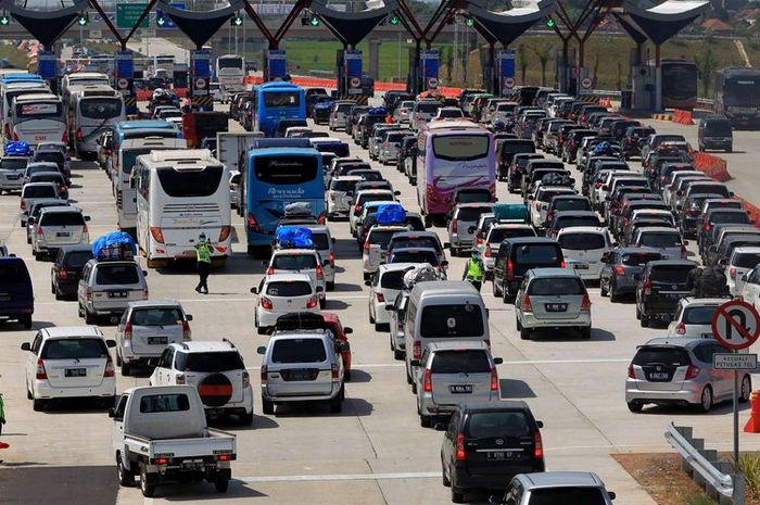 Antrean kendaraan pemudik terjadi di gerbang pintu keluar Tol Palimanan, Cirebon, Jawa Barat, Selasa (14/7/2015) lalu yang mengakibatkan kemacetan sepanjang 2 kilometer.