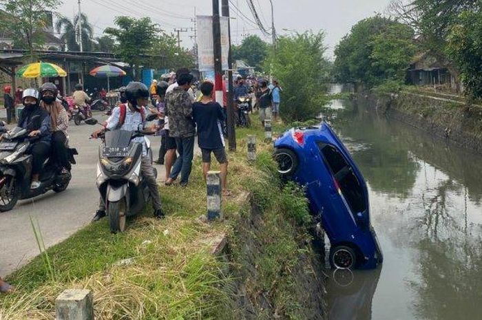 Honda Brio loncat sungai dengan posisi nungging di Banjaragung, Puri, Mojokerto, Jawa Timur