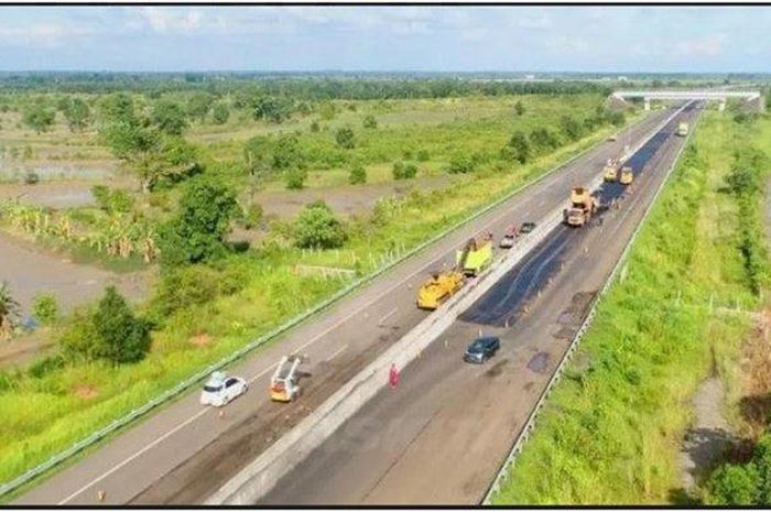 Perbaikan jalan tol Kapalbetung yang masih terus dilakukan hingga H-10 Lebaran 2022.