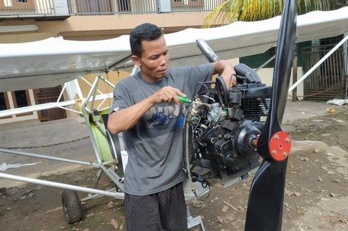 Ujang Elan Kusmana, seorang tukang tambal ban yang ciptakan pesawat bermesin motor Suzuki RGR 150