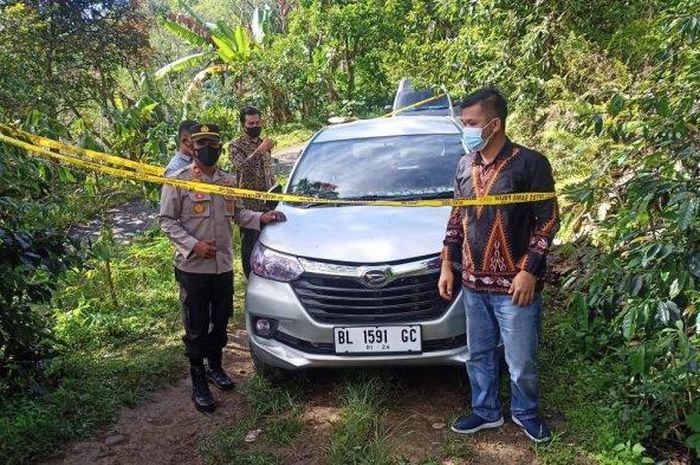 Daihatsu Xenia yang ditinggal pelaku pencurian gabah biji kopi di Bener Kelipah, Bener Meriah, Aceh