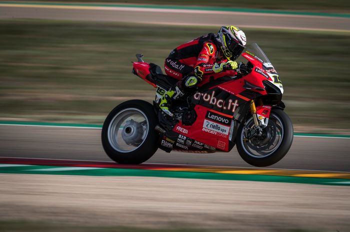 Alvaro Bautista mendominasi Superpole Race WSBK Aragon. Posisi kedua diperebutkan dengan sengit  