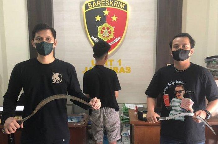 Satreskrim Polres Sleman menunjukkan pelaku berikut barang bukti celurit yang diduga akan digunakan untuk melakukan kekerasan jalanan. 