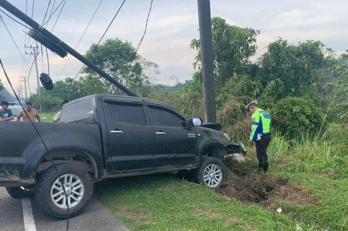 Toyota Hilux tabrak tiang listrik bikin tujuh kecamatan di Aceh Jaya mati listrik
