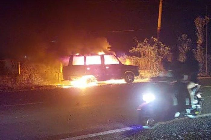 Toyota Kijang Super terbakar diduga isi kabin menimbum BBM ilegal di Ogan Ilir, Sumatera Selatan