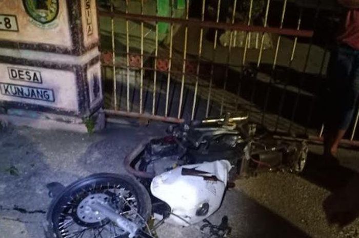 Seorang pengendara motor mengalami kecelakaan lalu lintas akibat melewati jalan berlubang di jalan raya Dusun Kunjang Lor, Desa/Kecamatan Kunjang, Kabupaten Kediri.  