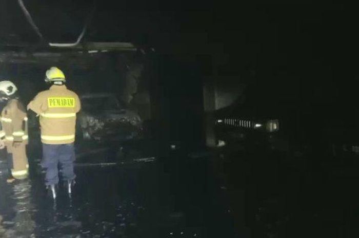 Puluhan mobil dan motor terbakar di basement