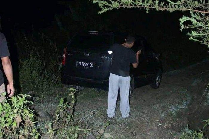 Daihatsu Xenia yangg mudik dari bandung ke Brebes tersesat di tengah sawah