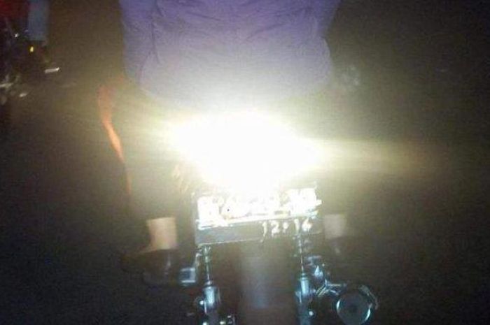 Ilustrasi mika lampu putih di stoplamp, bikin celaka.