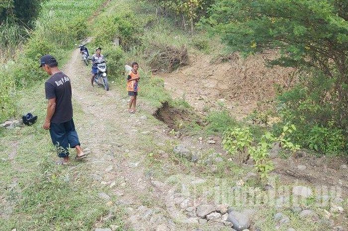 Warga menunjukkan jalan berbatuan sepanjang 3 kilometer di hutan dekat Sungai Pemali, di Desa Pamulihan, Kecamatan Larangan, Kabupaten Brebes, Senin (11/4/2022).