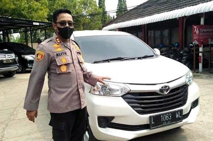 Kapolres Bangkalan, AKBP Alith Alarino menunjukkan Toyota Avanza yang dijadikan armada operasional tim begal motor beranggotakan 8 pelaku, Selasa (12/04/2022). 