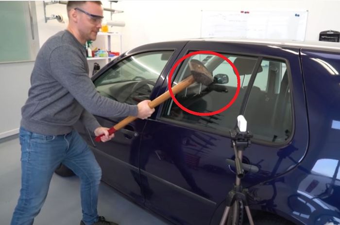 ilustrasi pemecahan kaca mobil pakai martil.