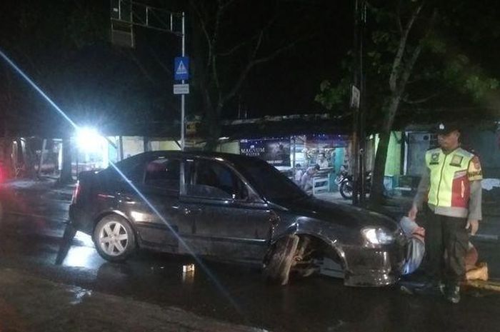 Kondisi roda depan kiri Hyundai Avega patah setelah disambar Honda Odyssey dari arah berlawanan di Cibiuk, Ciranjang, Cianjur, Jawa Barat