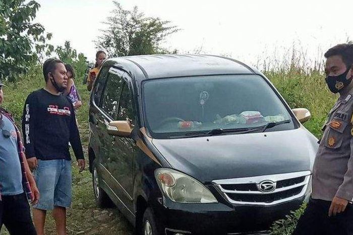 Ada Daihatsu Xenia berisi pemudik yang nyasar di area persawahan pinggir Sungai Pemali, Brebes, pada Sabtu (09/04/2022).