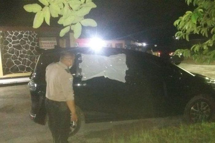 Kondisi kaca pintu tengah sisi kanan Toyota Sienta milik Adrian pecah oleh maling di Cibadak, Sukabumi, Jawa Barat