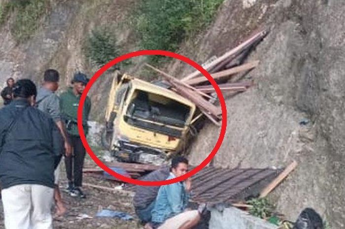 truk pengangkut orang dan material mengalami kecelakaan maut di Pegunungan Arfak, Papua Barat (12/4), 18 orang tewas.
