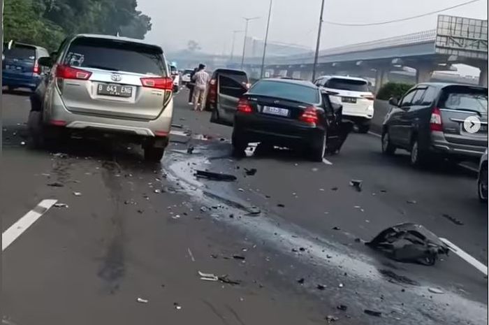 Dua kasus kecelakaan di lokasi dan waktu sama, pengemudi Mercy C240 tewas laka tunggal, Kijang Innova seruduk Gran Max