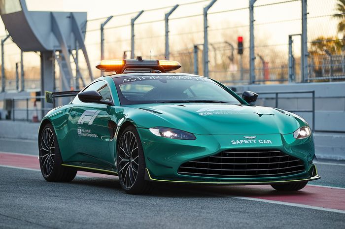 Safety Car Aston Martin dikritik Max Verstappen