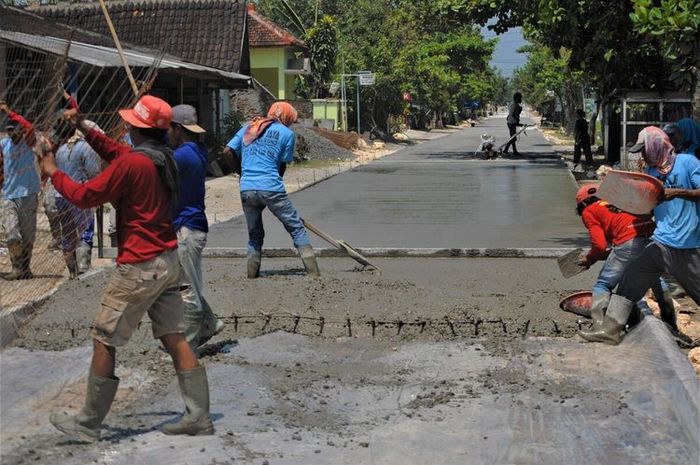 suasana pembangunan jalan rusak senilai Rp 2,8 miliar di Kabupaten Grobogan, Jawa Tengah, yang dibiayai seorang pengusaha properti asal Grobogan.